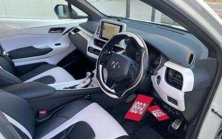Toyota C-HR I рестайлинг, 2023 год, 2 700 000 рублей, 28 фотография