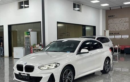 BMW 1 серия, 2023 год, 1 900 000 рублей, 2 фотография