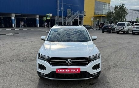 Volkswagen T-Roc I, 2021 год, 2 000 000 рублей, 2 фотография
