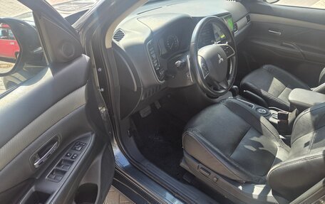 Mitsubishi Outlander III рестайлинг 3, 2014 год, 1 600 000 рублей, 16 фотография