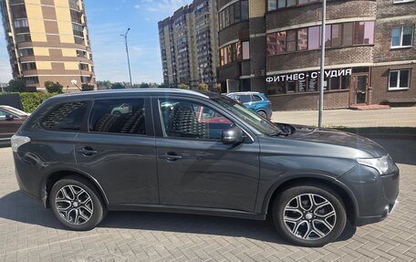Mitsubishi Outlander III рестайлинг 3, 2014 год, 1 600 000 рублей, 19 фотография