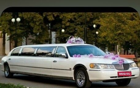 Lincoln Town Car III рестайлинг, 2001 год, 500 000 рублей, 1 фотография