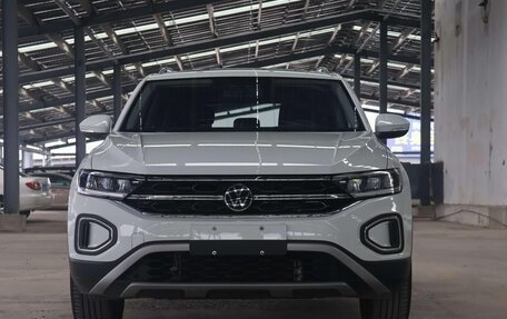 Volkswagen T-Roc I, 2023 год, 1 220 000 рублей, 2 фотография