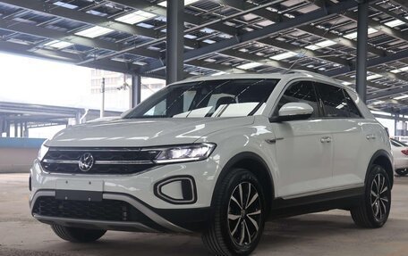 Volkswagen T-Roc I, 2023 год, 1 220 000 рублей, 3 фотография