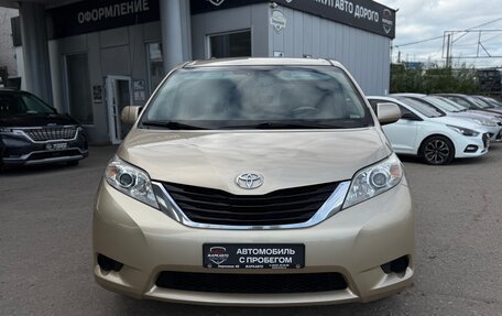 Toyota Sienna III, 2011 год, 2 050 000 рублей, 2 фотография