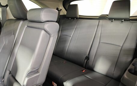 Toyota Highlander, 2023 год, 4 760 000 рублей, 28 фотография