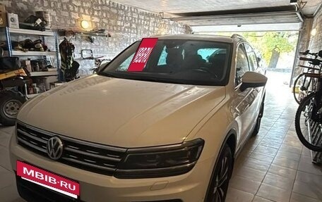 Volkswagen Tiguan II, 2019 год, 2 300 000 рублей, 2 фотография