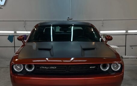 Dodge Challenger III рестайлинг 2, 2020 год, 5 900 000 рублей, 2 фотография