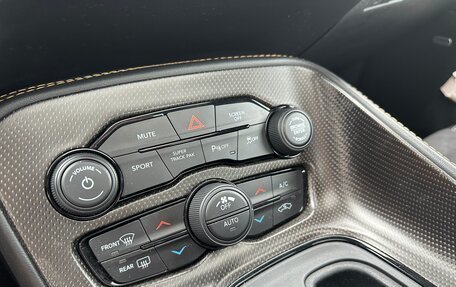 Dodge Challenger III рестайлинг 2, 2020 год, 5 900 000 рублей, 10 фотография