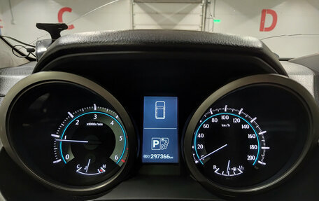 Toyota Land Cruiser Prado 150 рестайлинг 2, 2011 год, 1 900 000 рублей, 16 фотография