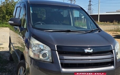 Toyota Noah III, 2011 год, 1 250 000 рублей, 1 фотография