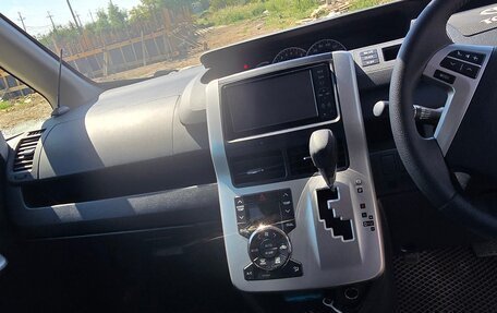 Toyota Noah III, 2011 год, 1 250 000 рублей, 12 фотография