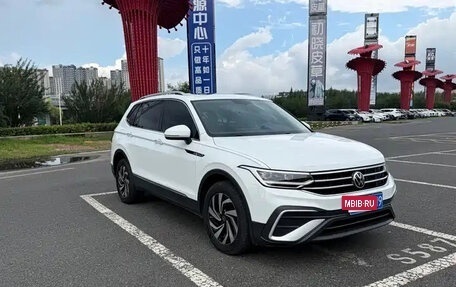 Volkswagen Tiguan II, 2022 год, 1 862 000 рублей, 3 фотография