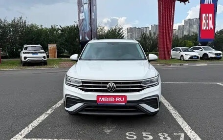 Volkswagen Tiguan II, 2022 год, 1 862 000 рублей, 2 фотография