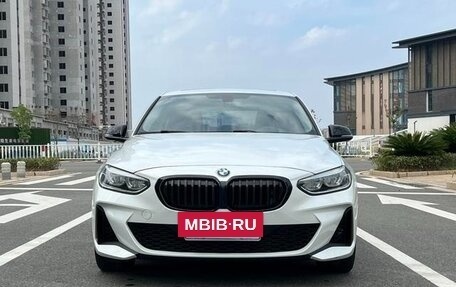 BMW 1 серия, 2022 год, 1 800 000 рублей, 2 фотография