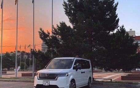 Honda Stepwgn, 2022 год, 3 000 000 рублей, 2 фотография