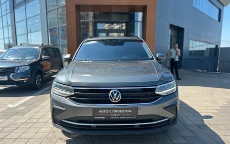 Volkswagen Tiguan II, 2021 год, 2 420 000 рублей, 2 фотография