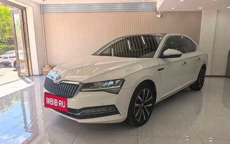 Skoda Superb III рестайлинг, 2022 год, 1 572 000 рублей, 3 фотография