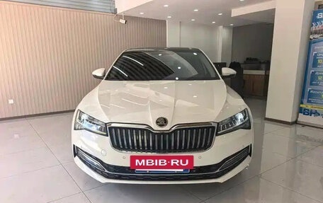 Skoda Superb III рестайлинг, 2022 год, 1 572 000 рублей, 2 фотография