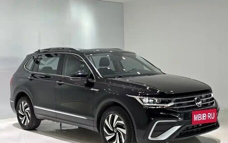 Volkswagen Tiguan II, 2023 год, 2 410 000 рублей, 2 фотография