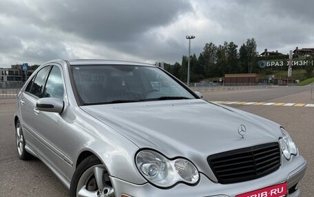 Mercedes-Benz C-Класс, 2004 год, 600 000 рублей, 1 фотография