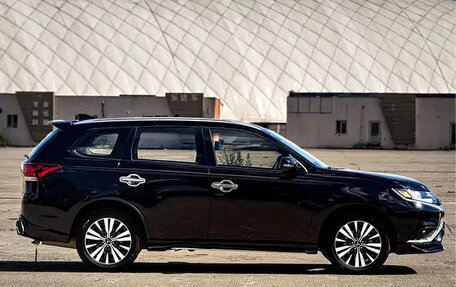 Mitsubishi Outlander III рестайлинг 3, 2021 год, 1 800 666 рублей, 9 фотография