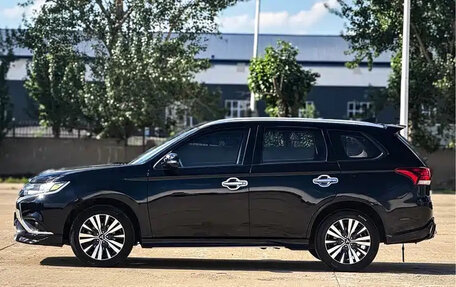 Mitsubishi Outlander III рестайлинг 3, 2021 год, 1 800 666 рублей, 4 фотография