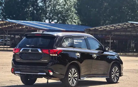 Mitsubishi Outlander III рестайлинг 3, 2021 год, 1 800 666 рублей, 8 фотография