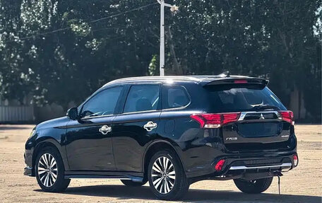 Mitsubishi Outlander III рестайлинг 3, 2021 год, 1 800 666 рублей, 5 фотография