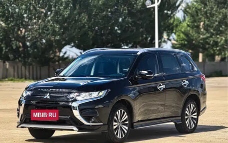 Mitsubishi Outlander III рестайлинг 3, 2021 год, 1 800 666 рублей, 3 фотография