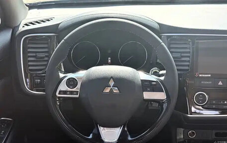 Mitsubishi Outlander III рестайлинг 3, 2021 год, 1 800 666 рублей, 11 фотография