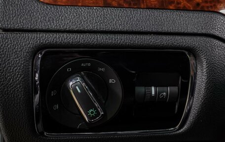 Skoda Superb III рестайлинг, 2012 год, 999 000 рублей, 21 фотография