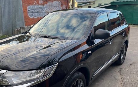 Mitsubishi Outlander III рестайлинг 3, 2018 год, 1 600 000 рублей, 2 фотография