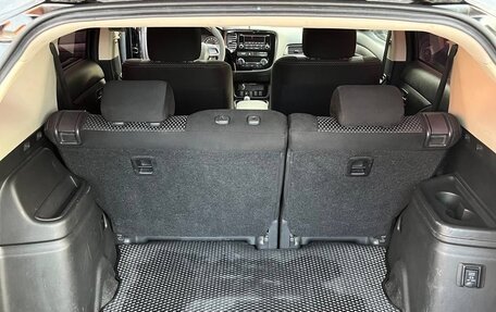 Mitsubishi Outlander III рестайлинг 3, 2018 год, 1 600 000 рублей, 13 фотография