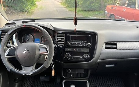 Mitsubishi Outlander III рестайлинг 3, 2018 год, 1 600 000 рублей, 16 фотография