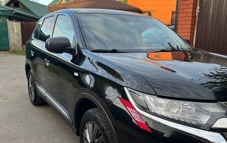 Mitsubishi Outlander III рестайлинг 3, 2018 год, 1 600 000 рублей, 10 фотография