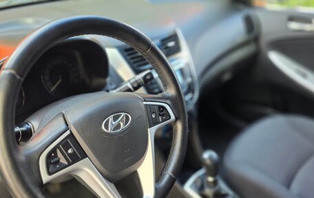 Hyundai Solaris II рестайлинг, 2013 год, 700 000 рублей, 3 фотография