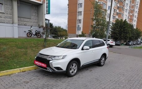 Mitsubishi Outlander III рестайлинг 3, 2018 год, 2 200 000 рублей, 2 фотография