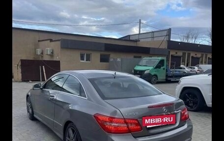 Mercedes-Benz E-Класс, 2011 год, 650 000 рублей, 3 фотография