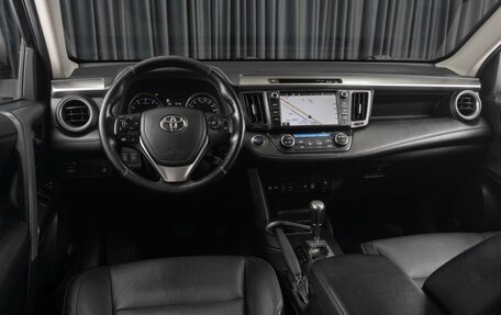 Toyota RAV4, 2017 год, 2 349 000 рублей, 6 фотография