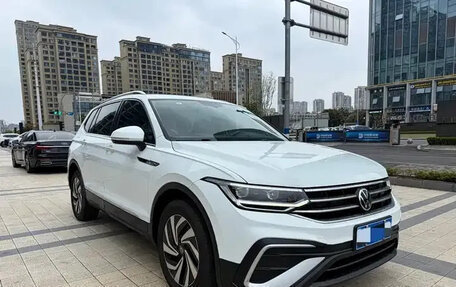 Volkswagen Tiguan II, 2023 год, 1 944 000 рублей, 3 фотография