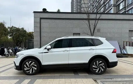 Volkswagen Tiguan II, 2023 год, 1 944 000 рублей, 10 фотография