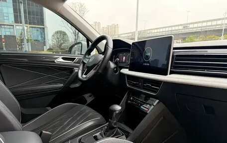 Volkswagen Tiguan II, 2023 год, 1 944 000 рублей, 9 фотография
