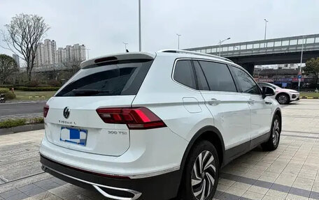 Volkswagen Tiguan II, 2023 год, 1 944 000 рублей, 11 фотография