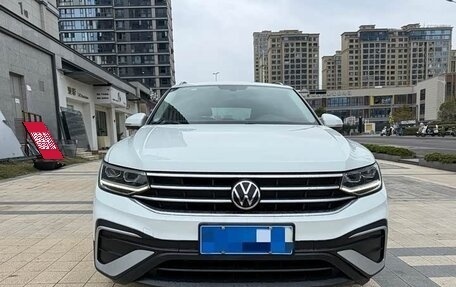 Volkswagen Tiguan II, 2023 год, 1 944 000 рублей, 15 фотография