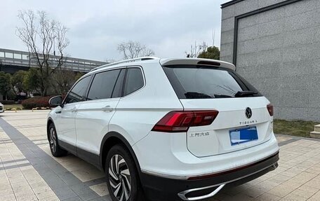 Volkswagen Tiguan II, 2023 год, 1 944 000 рублей, 27 фотография