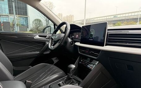 Volkswagen Tiguan II, 2023 год, 1 944 000 рублей, 23 фотография