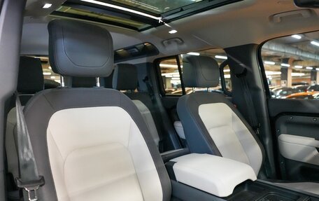 Land Rover Defender II, 2024 год, 8 000 000 рублей, 17 фотография