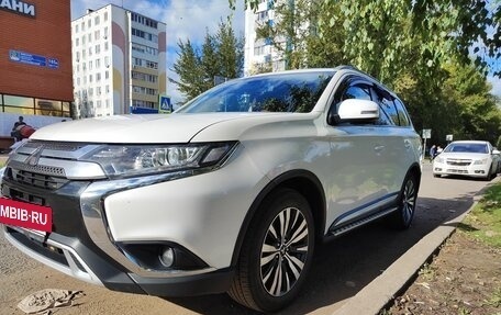 Mitsubishi Outlander III рестайлинг 3, 2018 год, 2 200 000 рублей, 3 фотография