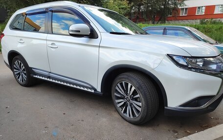 Mitsubishi Outlander III рестайлинг 3, 2018 год, 2 200 000 рублей, 5 фотография